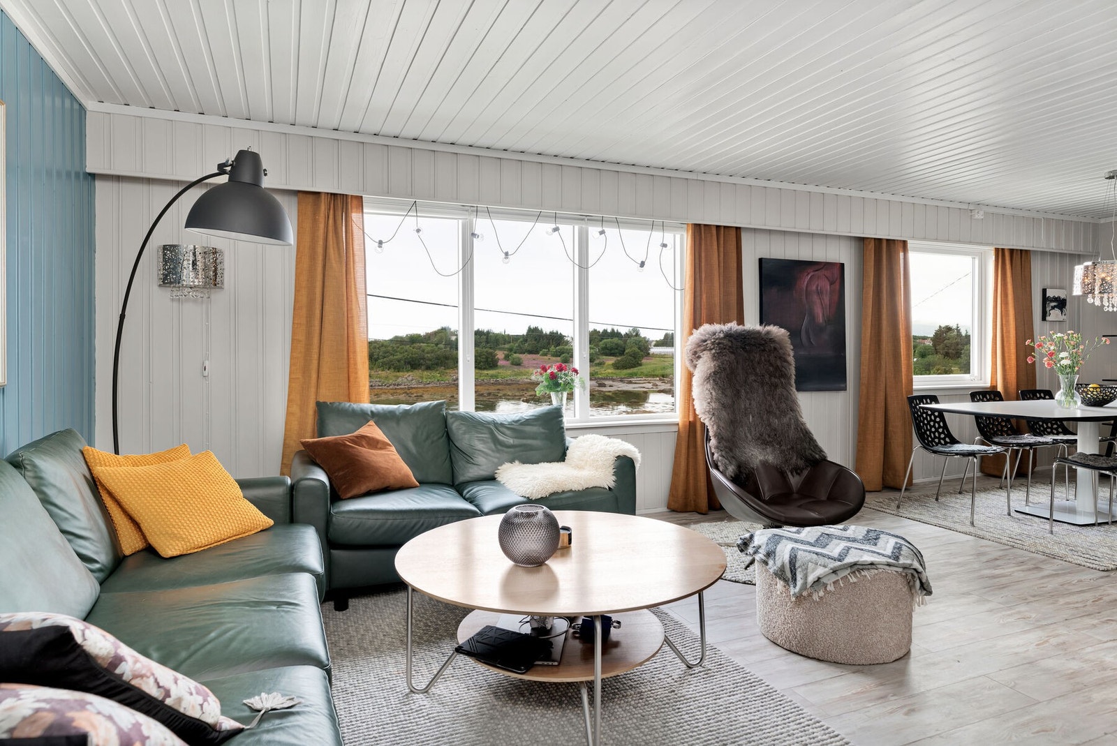 Fra stuen er det utsikt mot sjø og natur. Galleribilde