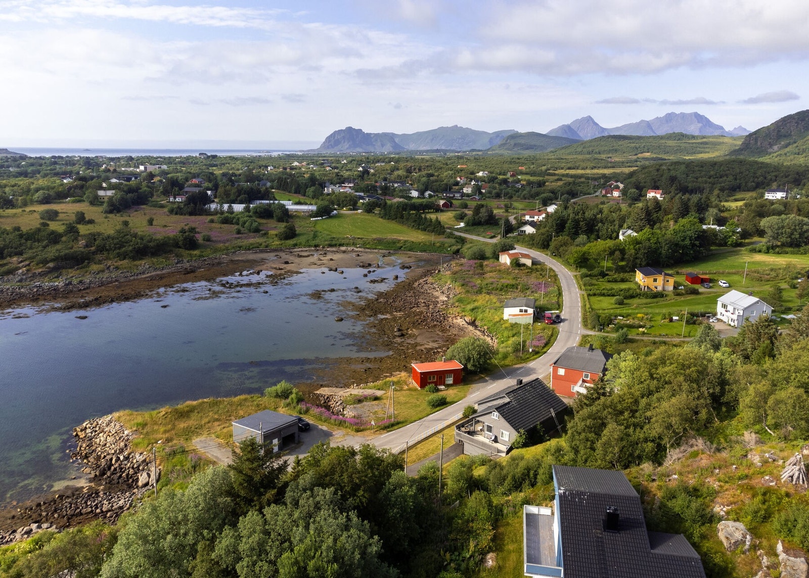 Det er et familievennlig område med gangavstand til butikk, skole og barnehage. Galleribilde