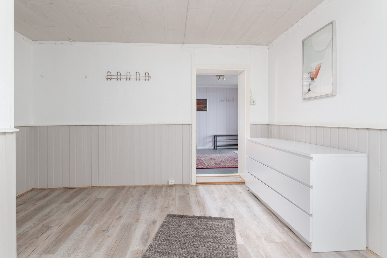 Fra entréen går man videre inn i et disponibelt rom. Galleribilde