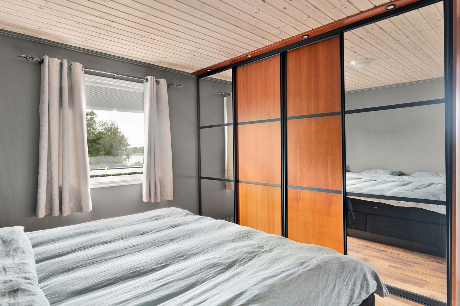 God oppbevaringsplass i skyvedørsgarderobe. Galleribilde