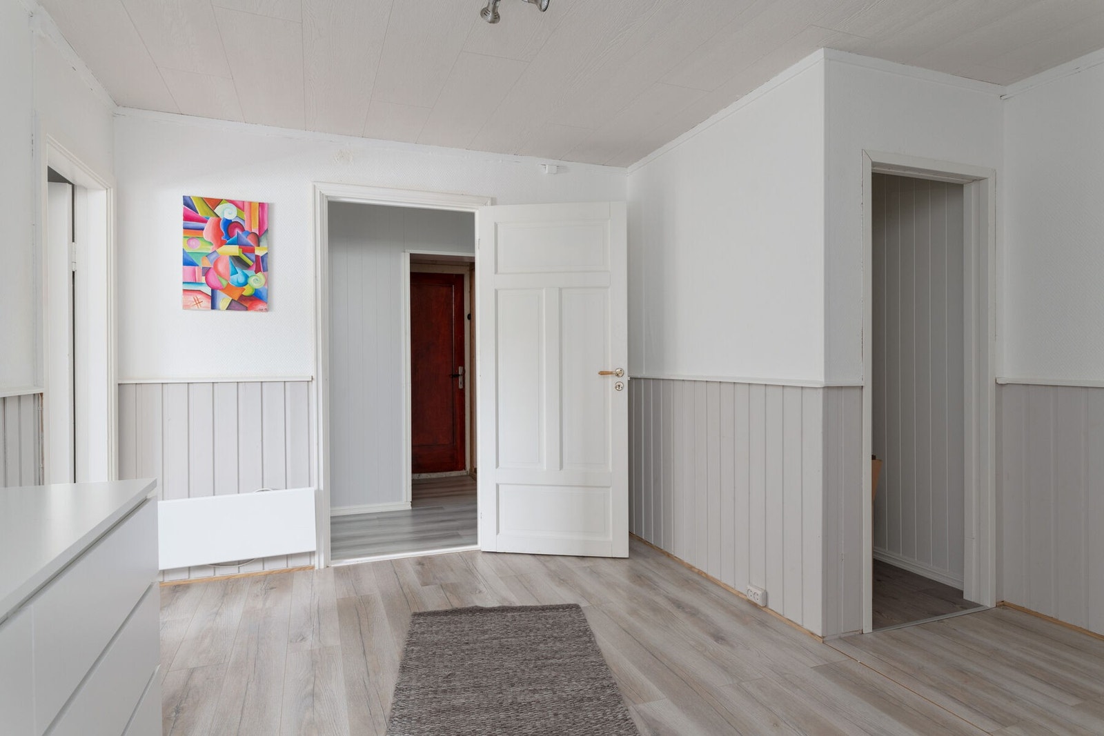 Herfra er det adkomst til et soverom, bod, samt en gang som leder til vaskerom, bod og tidligere fyrrom. Galleribilde