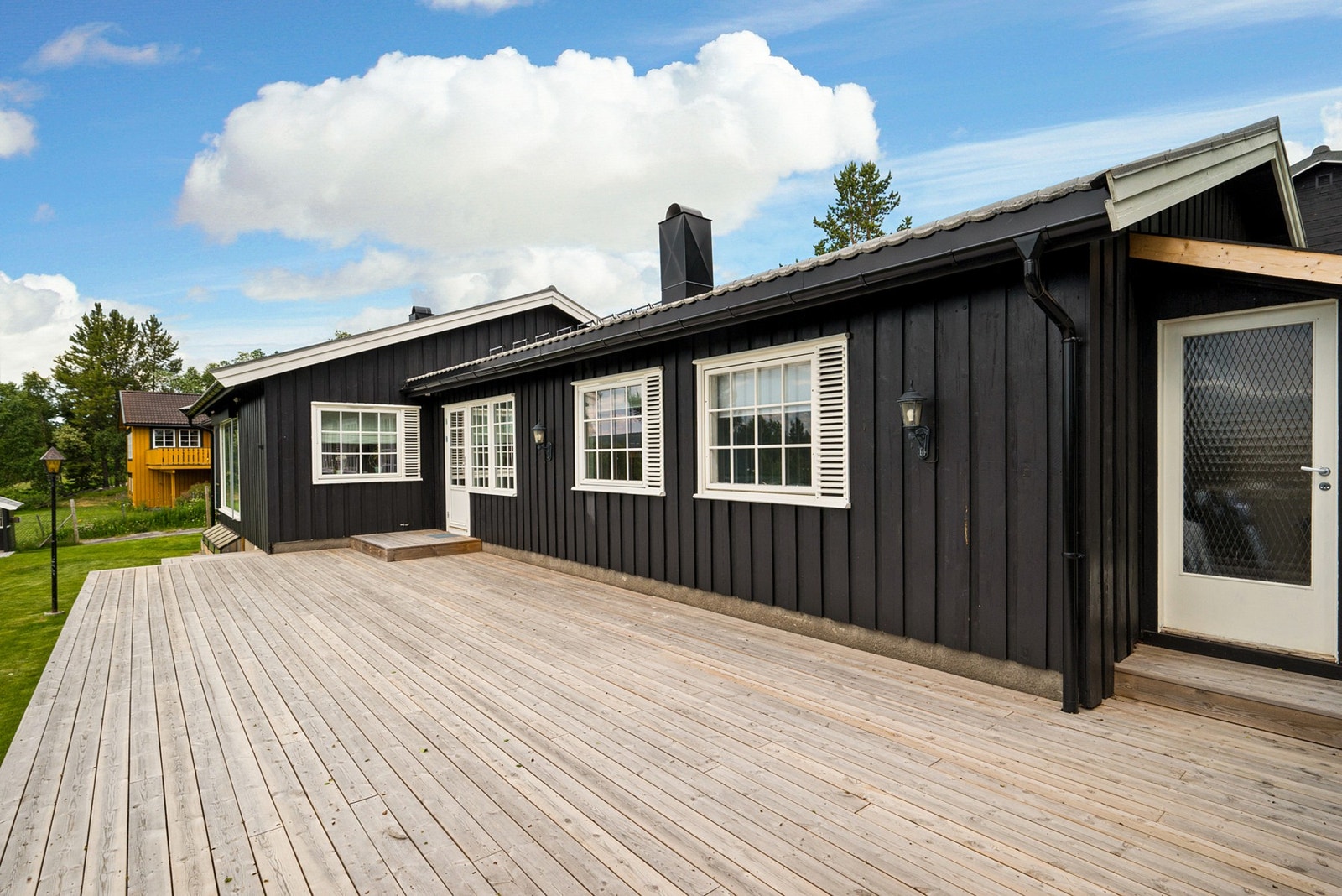 Fra terrassen er det direkte adkomst til eiendommens grøntareal. Galleribilde