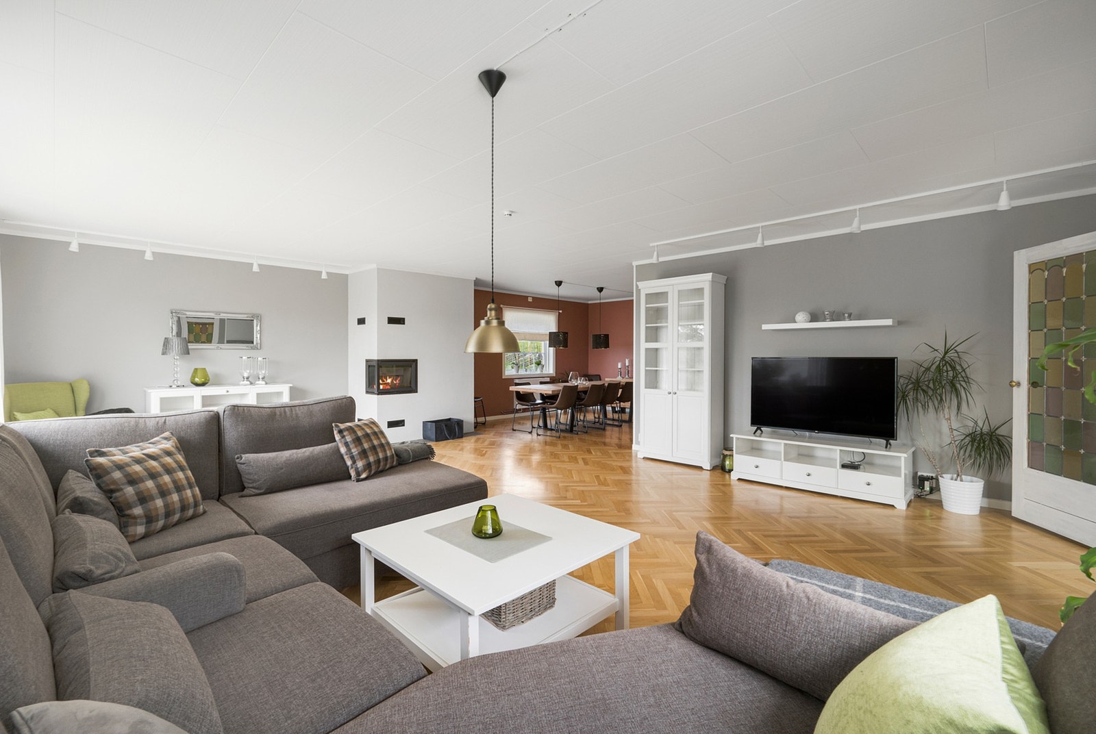 Det er en åpen stue/kjøkkenløsning som sammen utgjør 71m². Galleribilde