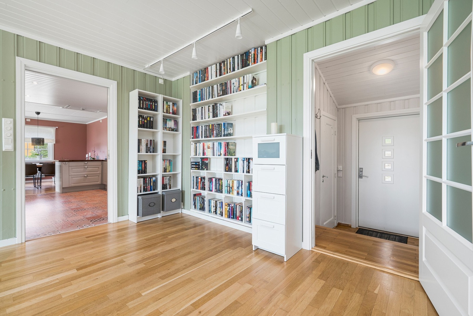 Den er tilknyttet vindfanget og og fungerer som et knutepunkt for alle rommene i etasjen. Galleribilde