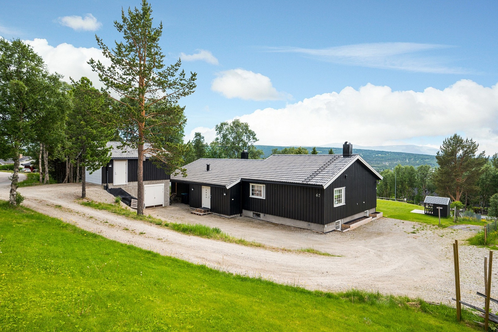 Tak byttet i 2017 og deler av drenering i 2018.
Det ble lagt ny hovedstrømkabel og ny hovedslange i 2018. Galleribilde