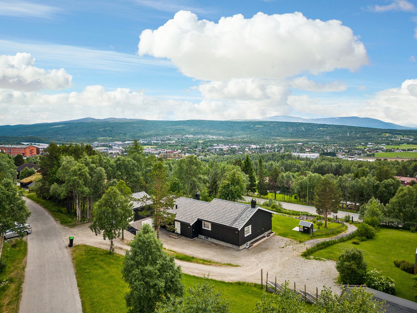 Dette er en innholdsrik enebolig over to plan med nydelig beliggenhet på Røros. Galleribilde
