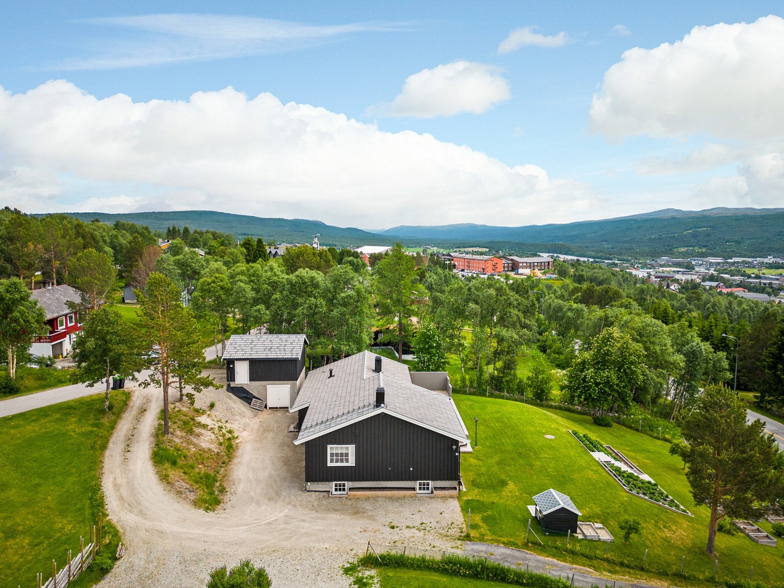 Det er kun en kort kjøretur inn til Røros sentrum. Galleribilde