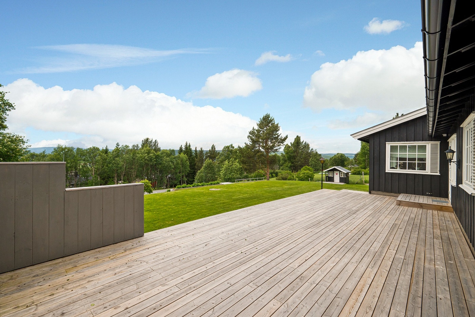 Her er det plass til ønsket utemøblement som sittegruppe og grill. Galleribilde