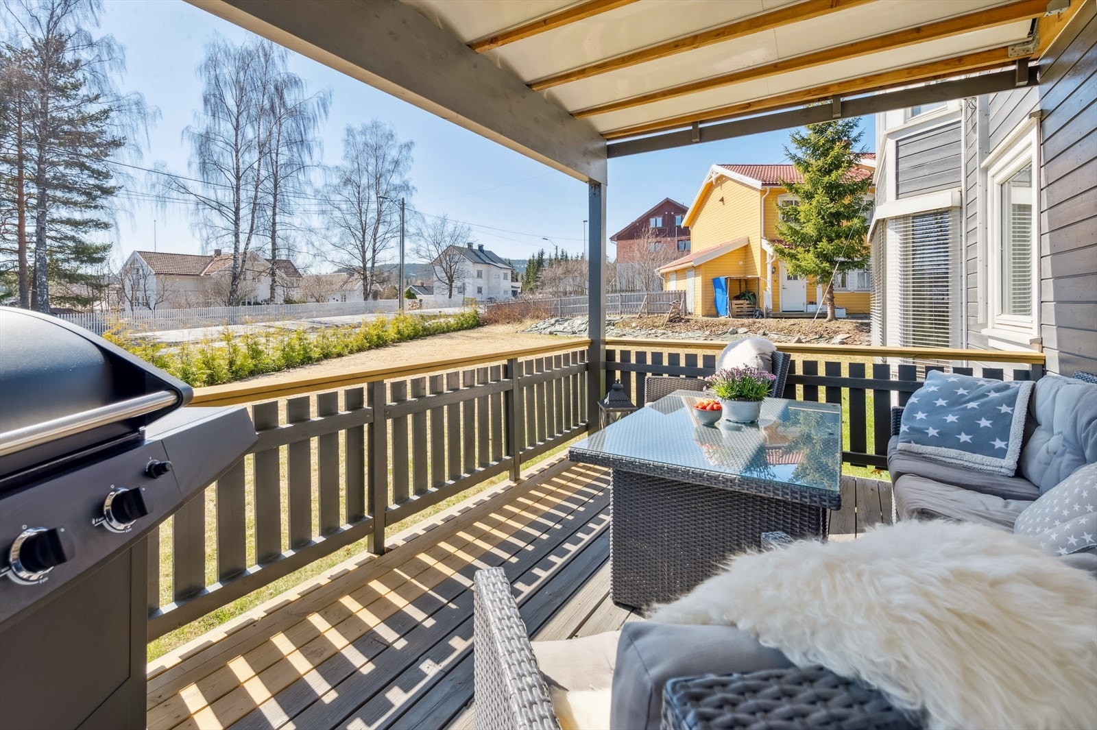Leiligheten ligger på bakkeplan med utgang til en romslig sydvendt terrasse hvor man kan nyte solen og et stort grønt fellesområde. Galleribilde