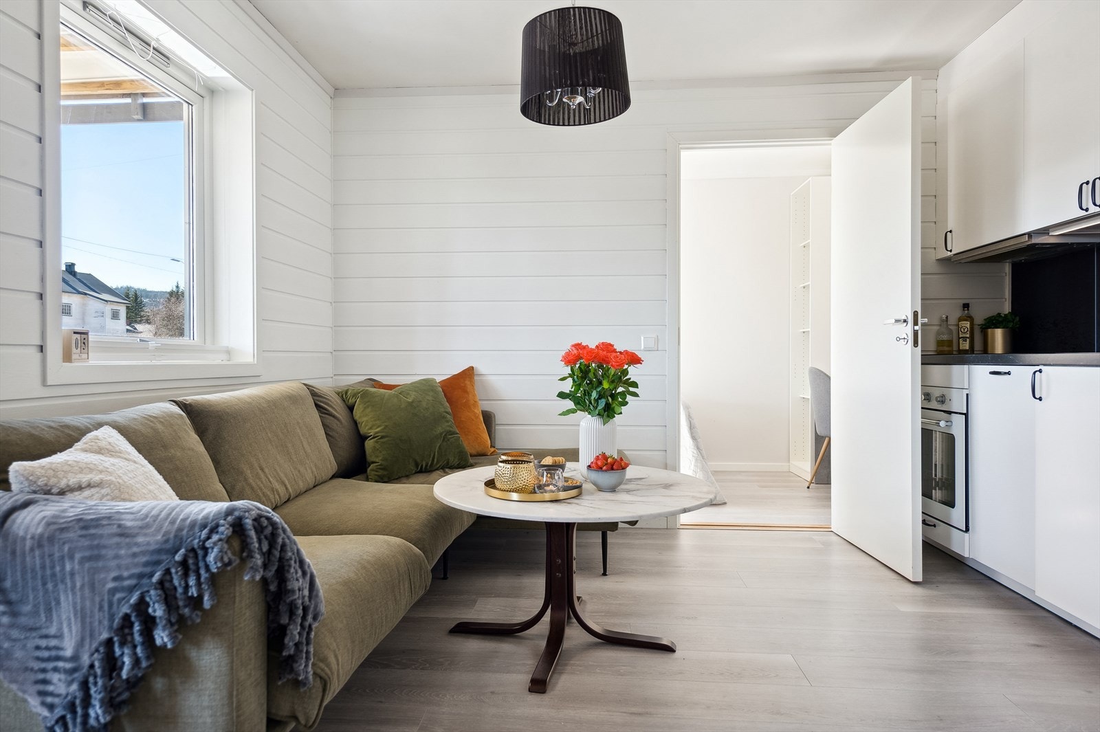 Lyse vegger og store vindusflater sørger for at leiligheten oppleves lys og luftig. Galleribilde
