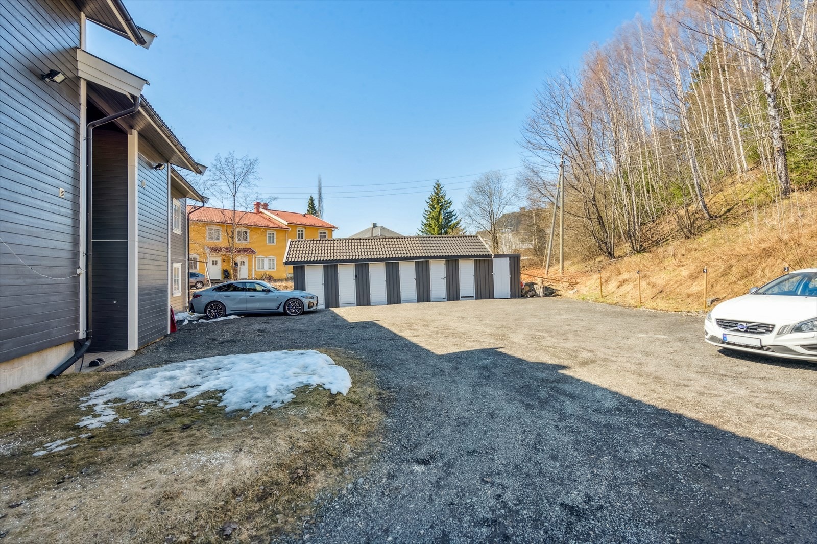 Det er også er en stor sportsbod/utebod og parkeringsplass i bakgården. Galleribilde