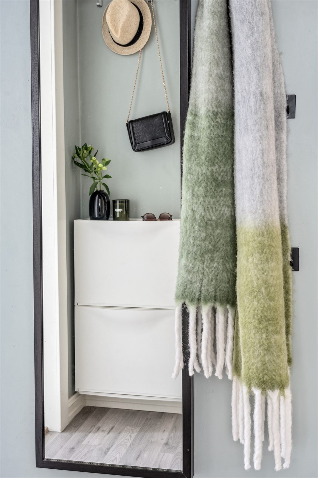 Innbydende entré med delikate fargetoner på vegger og laminatgulv, som forøvrig er gjennomgående for hele leiligheten. Galleribilde