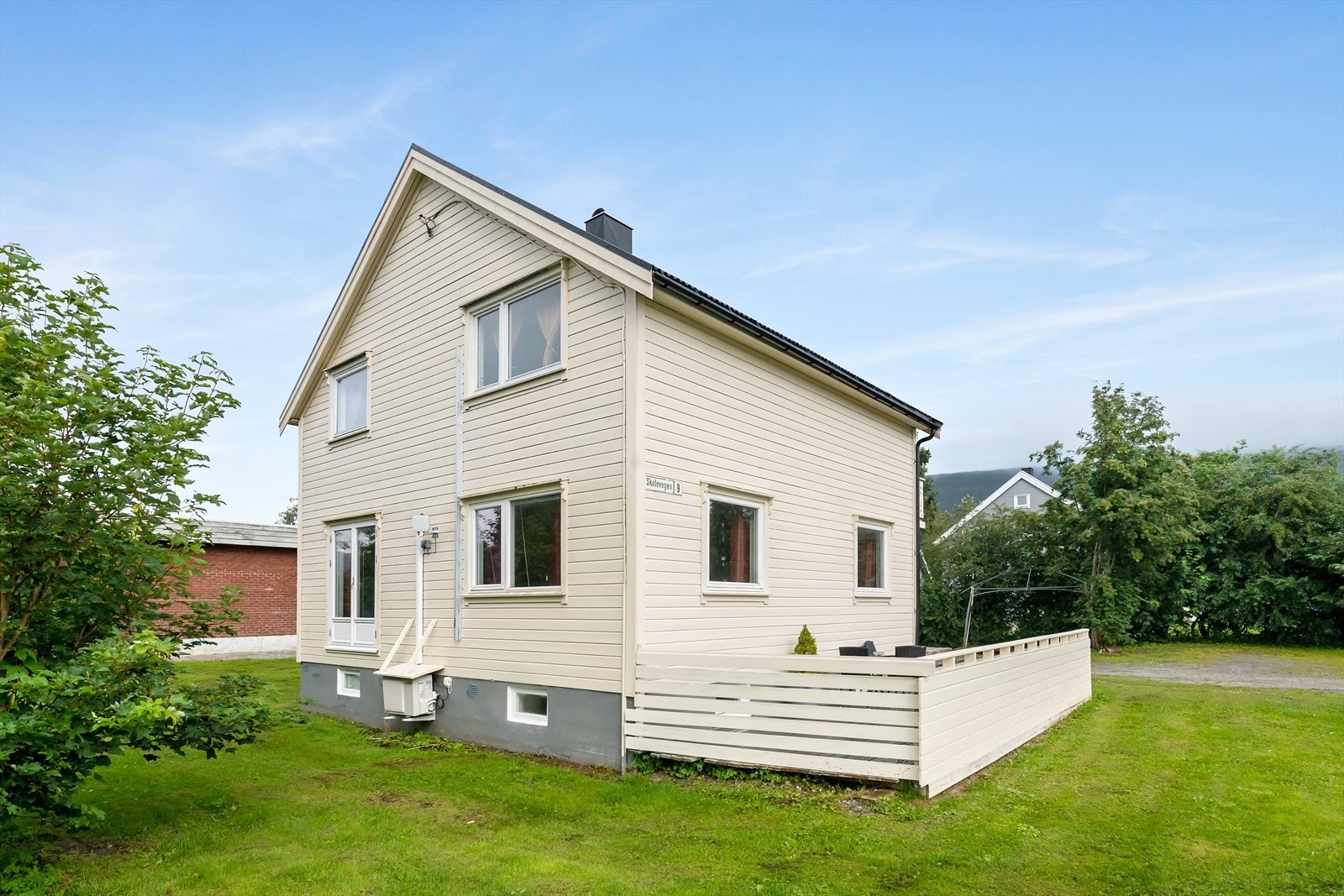 Eiendommen ligger sentralt til på Nesna, med kort vei til alt man trenger i det daglige. Galleribilde