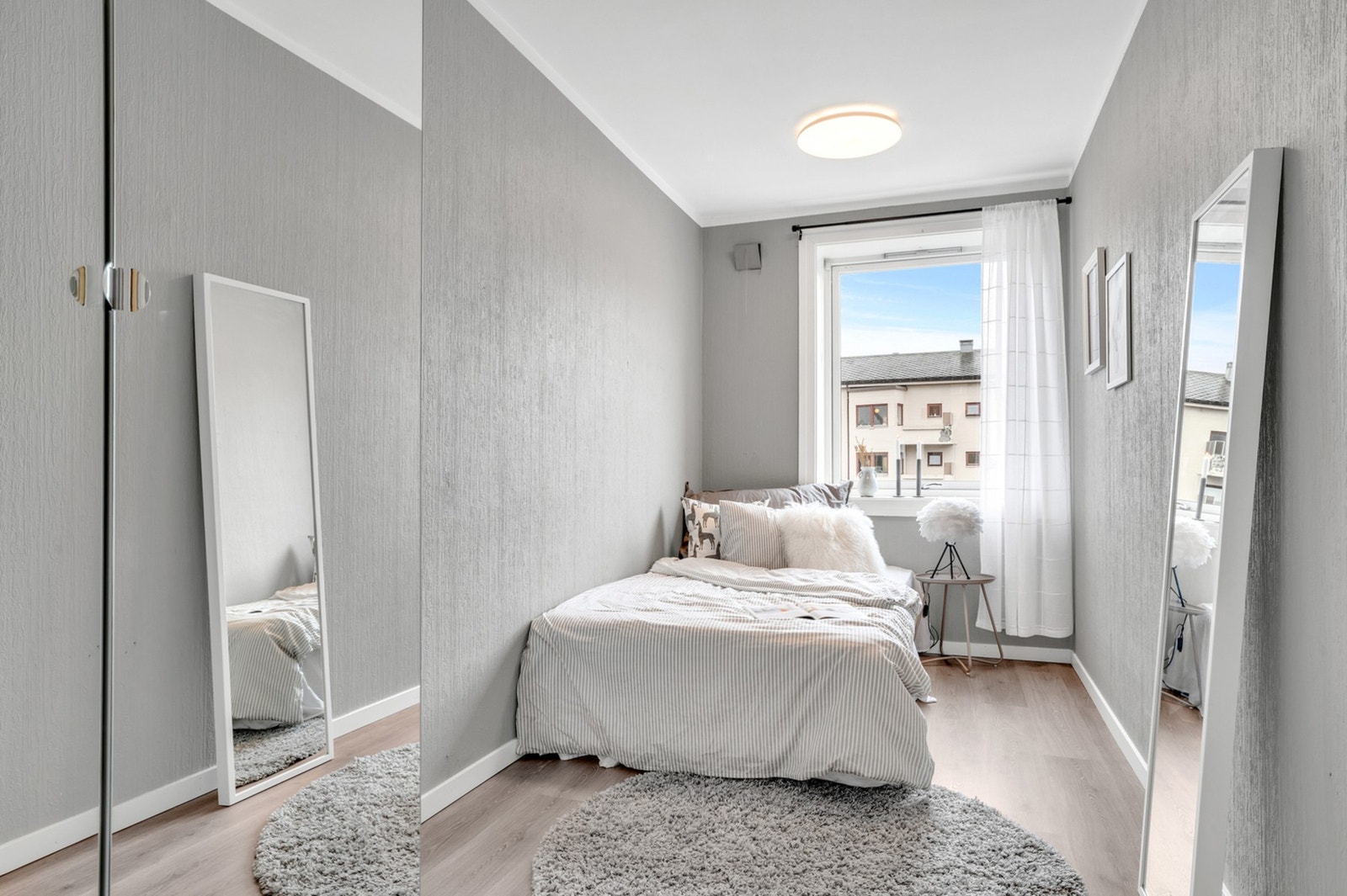Soverom 2 har god plass til dobbeltseng om en skulle ønske det. Galleribilde
