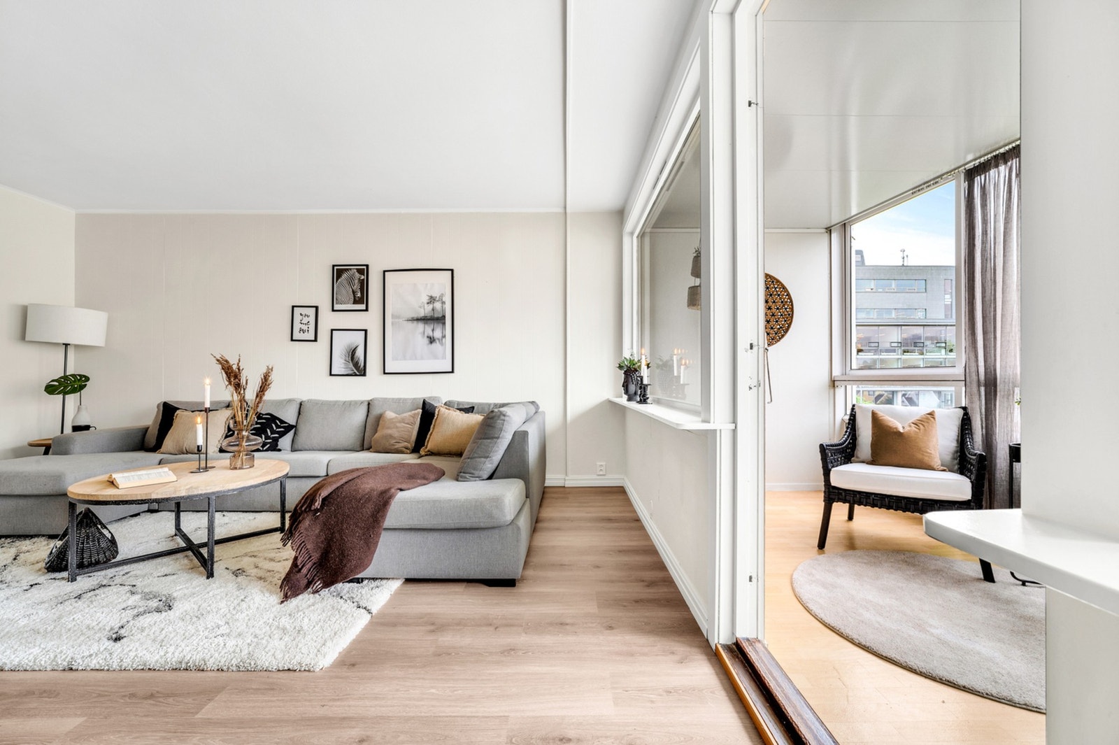 Fra stuen har man utgang til innglasset balkong. Galleribilde