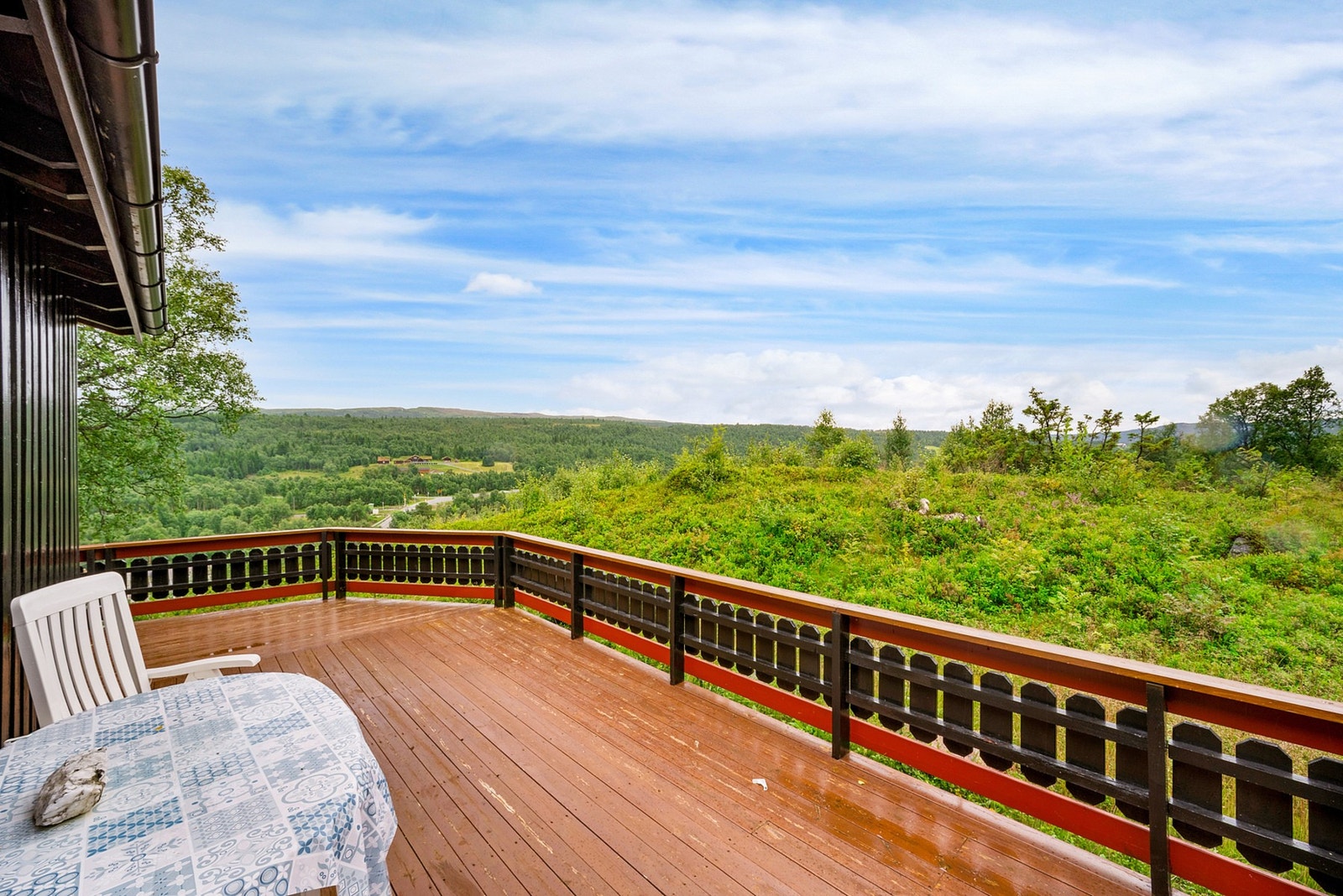 Plattingen strekker seg rundt hytta og nyter gode solforhold. Galleribilde