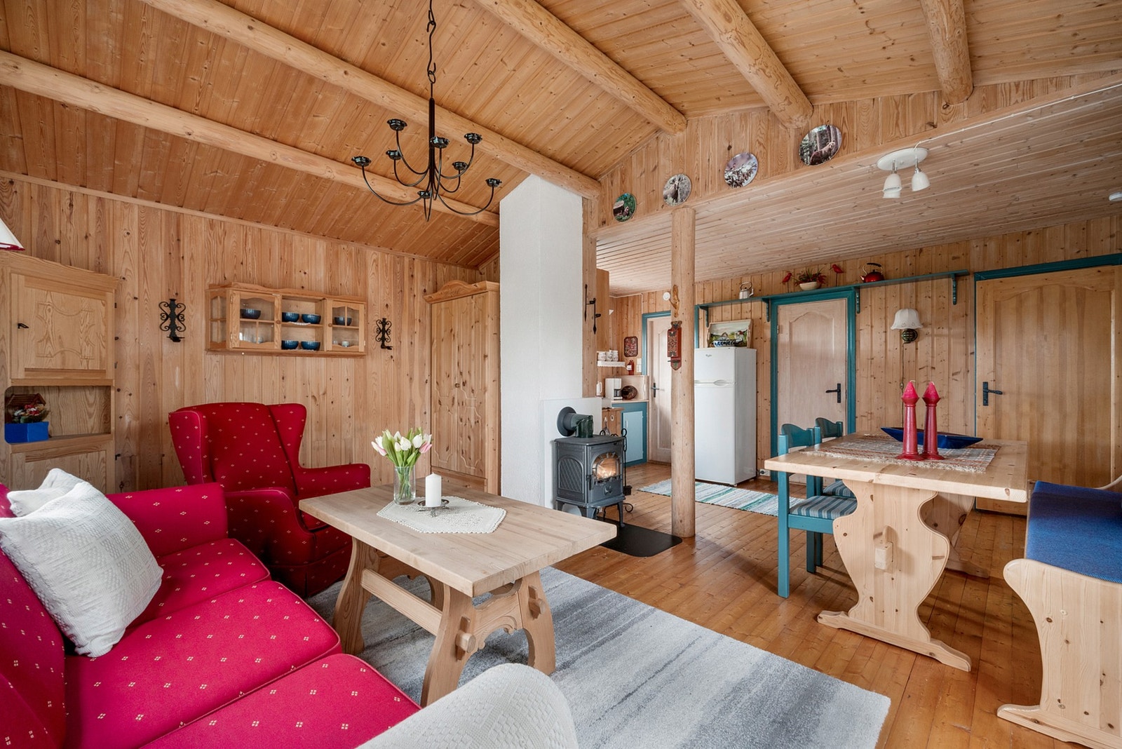 Her er det furugulv med panel på vegg. Galleribilde