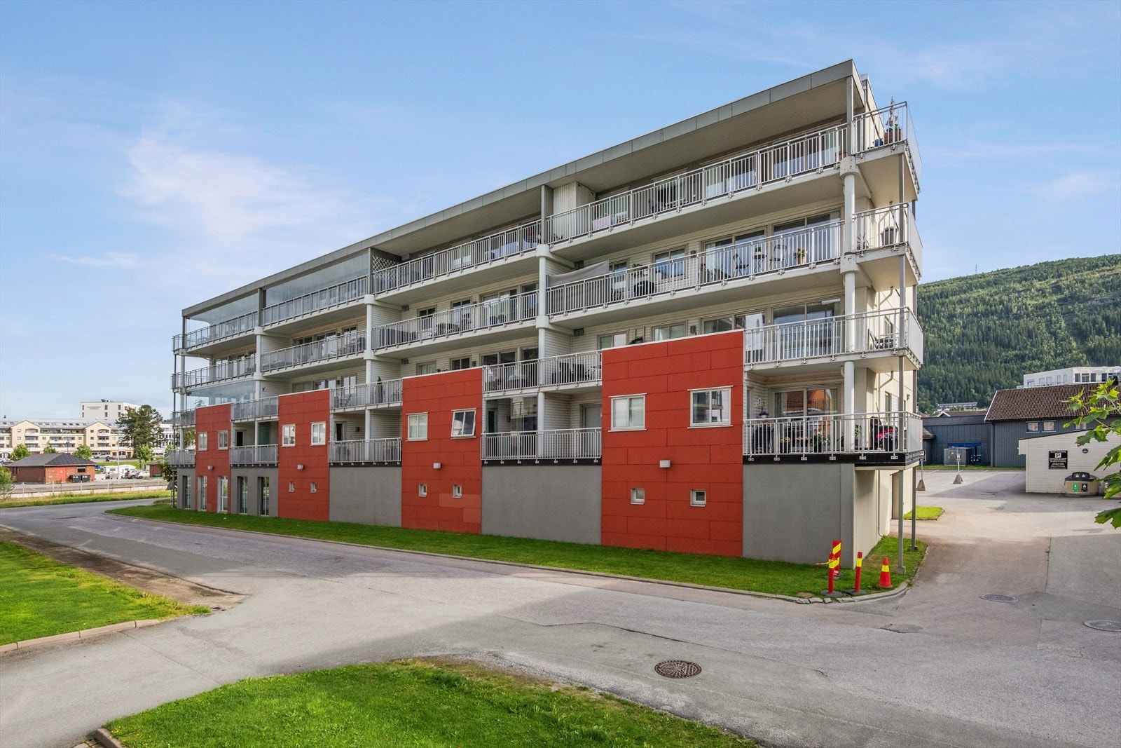 Leiligheten ligger i 2. etasje i en boligblokk på totalt 20 leiligheter.
Bygget har heis, balansert ventilasjon og sentralvarme. Galleribilde