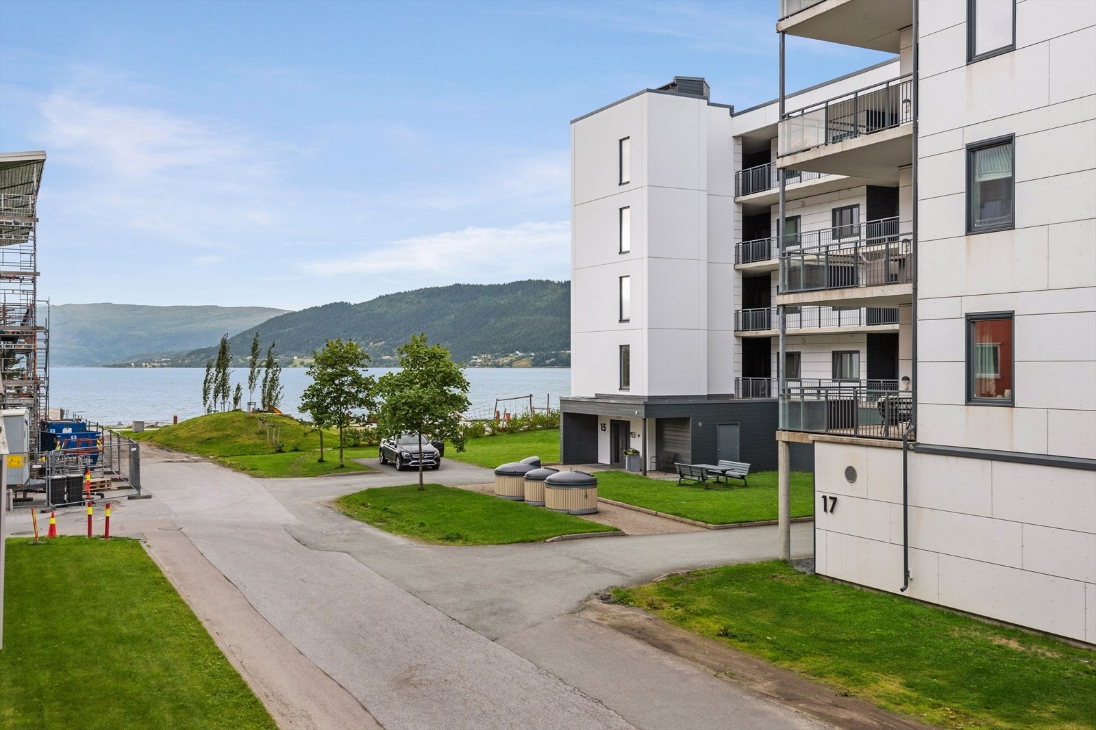 Leiligheten ligger sentralt i et boligområde på Mobekkleira, 500m fra sentrum.
Du har også nærhet til småbåthavn, strandpromenade, tog, busstasjon, idrettsanlegg, Campus Helgeland og andre skoler. Galleribilde