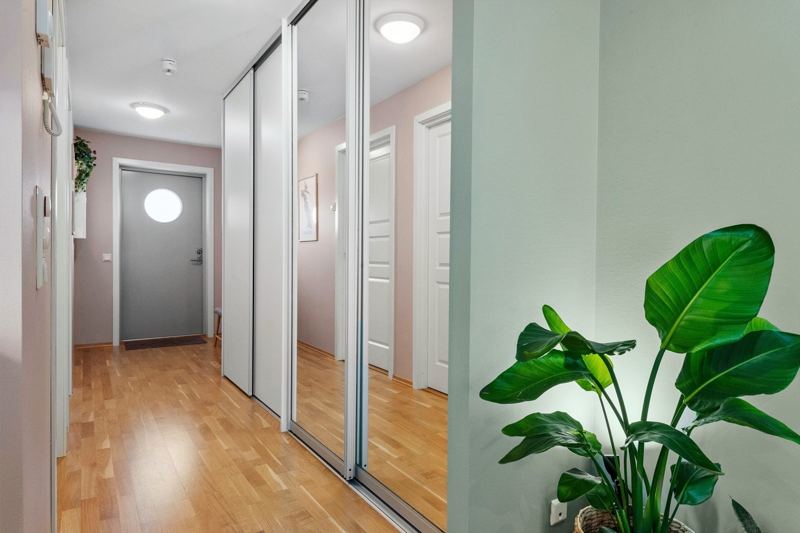 En stor og lys gang tar varmt imot deg. Her er det virkelig god plass for oppbevaring. Megler har sjelden sett en så innholdsrik gang i en blokkleilighet før. Det er porttelefon med kamera i gangen. Galleribilde