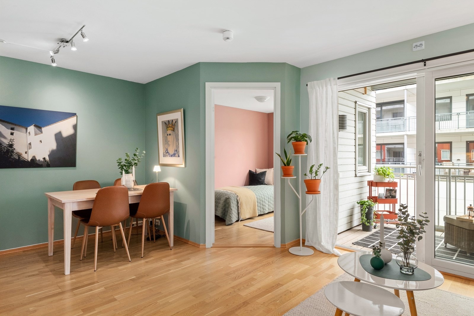 Det er god plass til både spisestue og sofa i stuen. Galleribilde