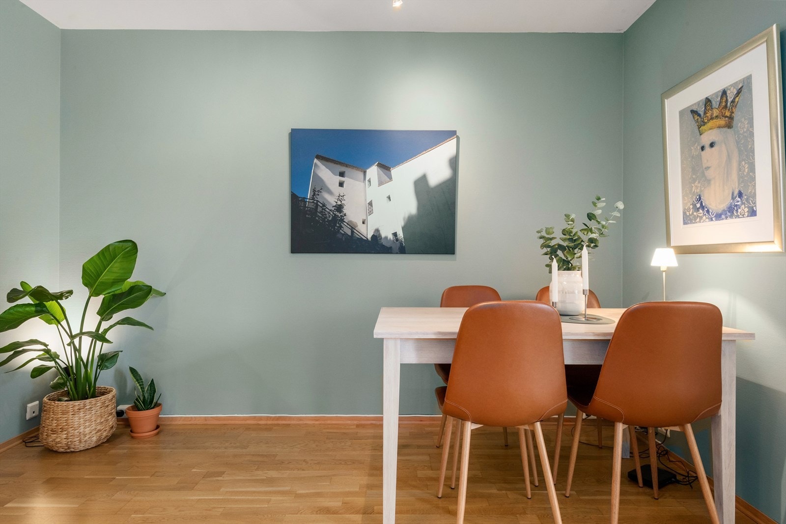 Det er romslig plass rundt spisebordet med god plass til gjester. Galleribilde