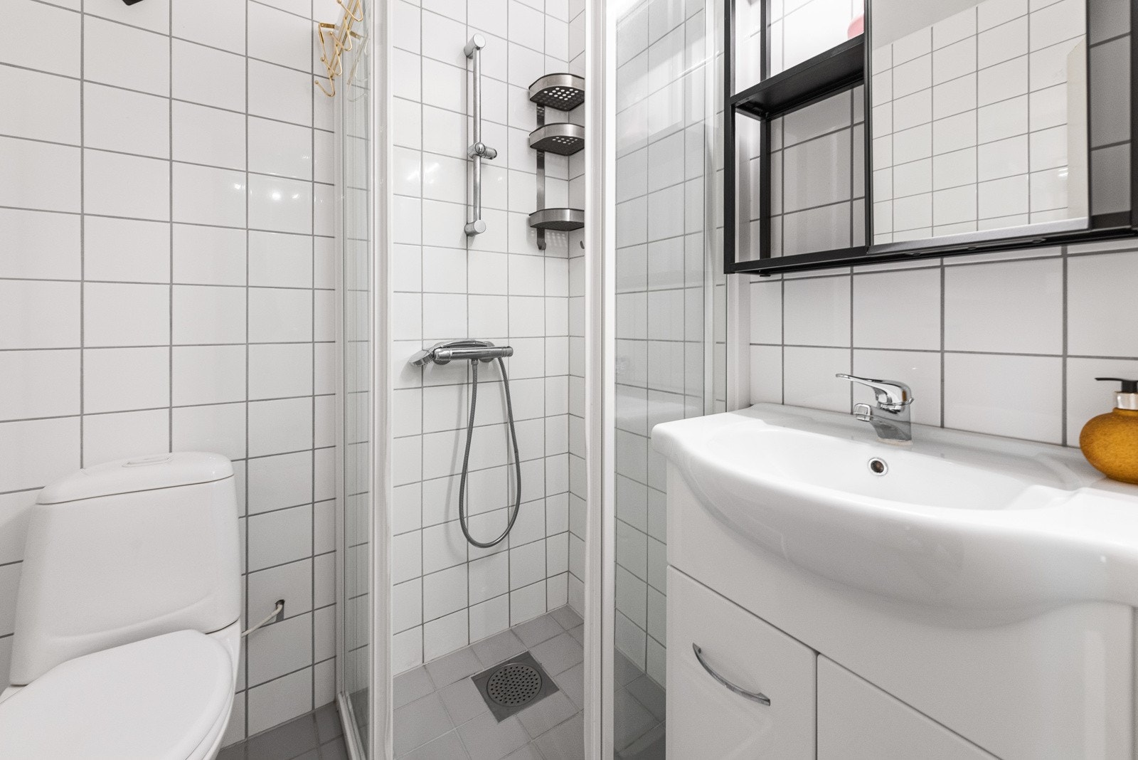 Badet er flislagt på gulv og vegger Galleribilde
