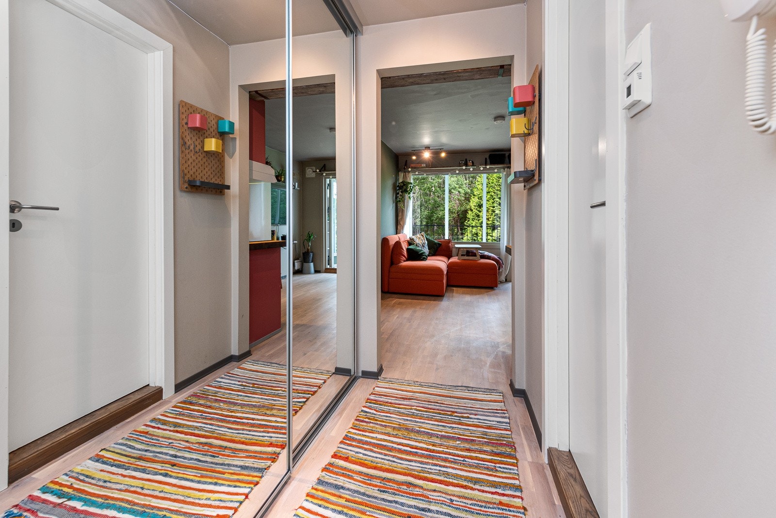 Gangen er utstyrt med dobbel skyvedørsgarderobe med speilfront Galleribilde