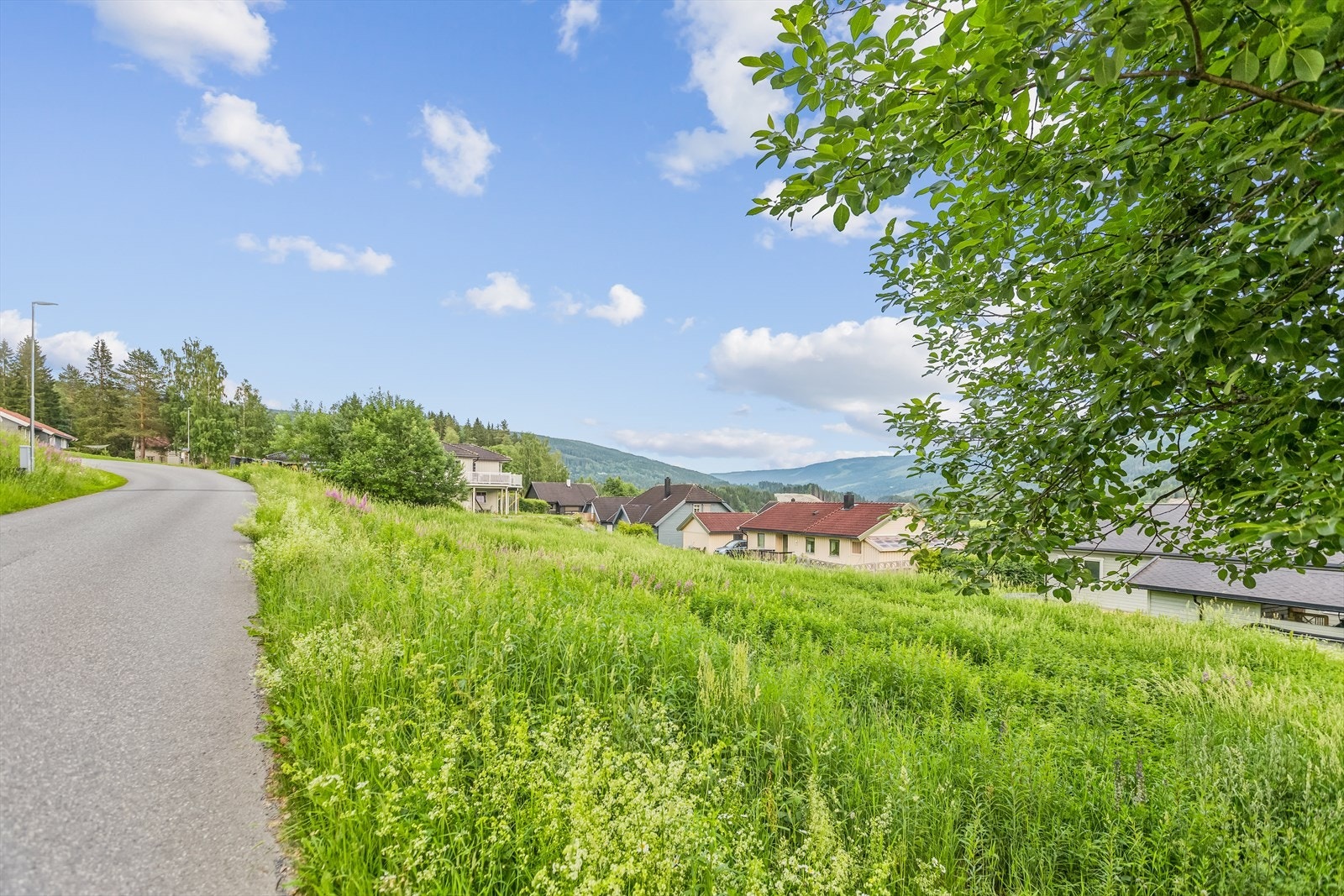 Tomta ligger fint til i etablert og rolig boligfelt i Forset sentrum i Vestre Gausdal med gode solforhold. Galleribilde