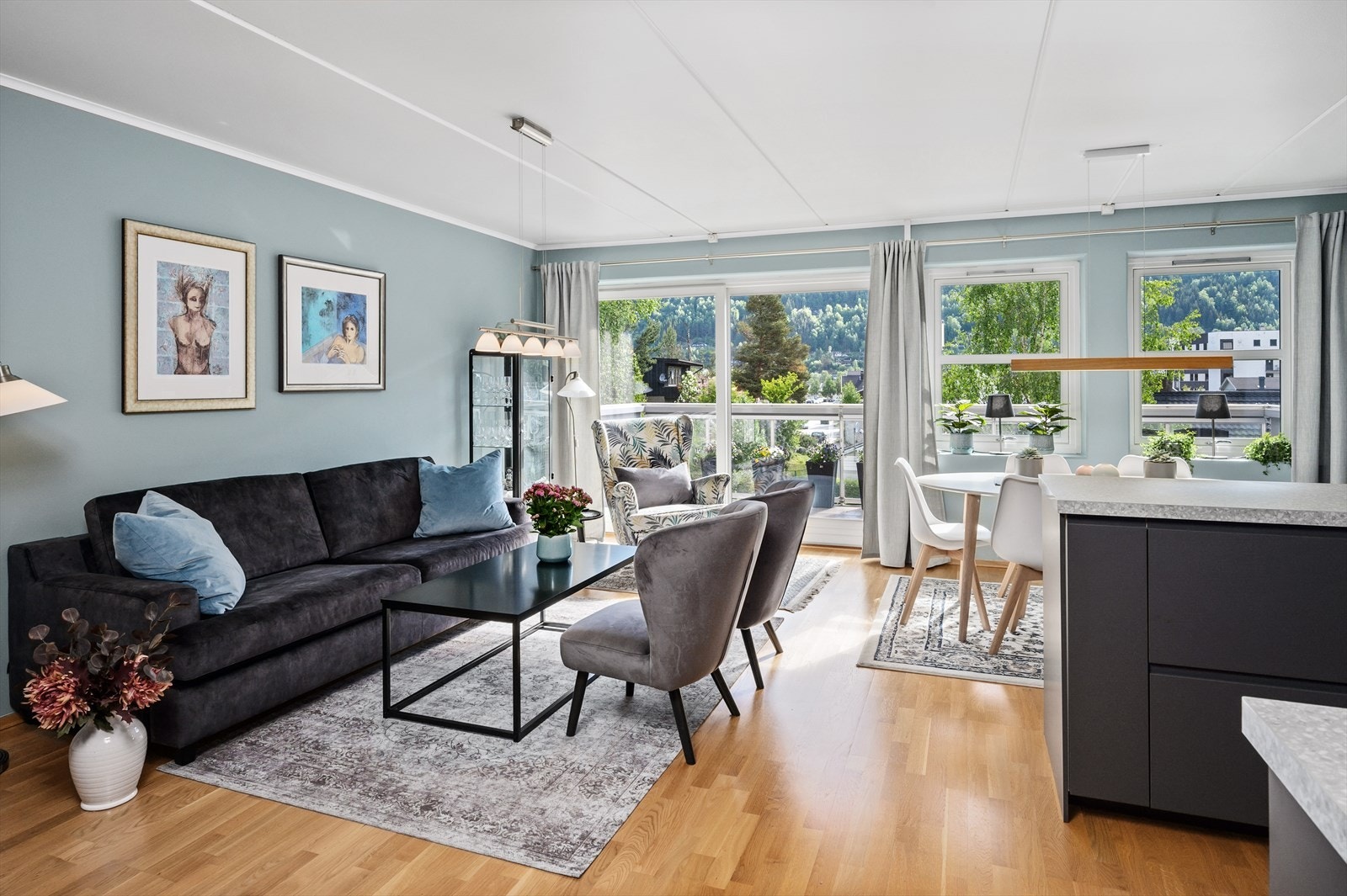 Leiligheten har åpen stue og kjøkkenløsning og fremstår moderne og delikat i fine tidsriktige farger. Galleribilde