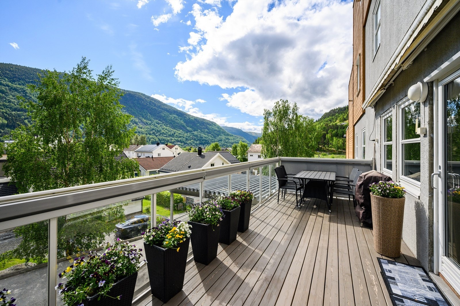 Leiligheten har en stor og god veranda med utsikt østover og delvis nedover dalen. Galleribilde
