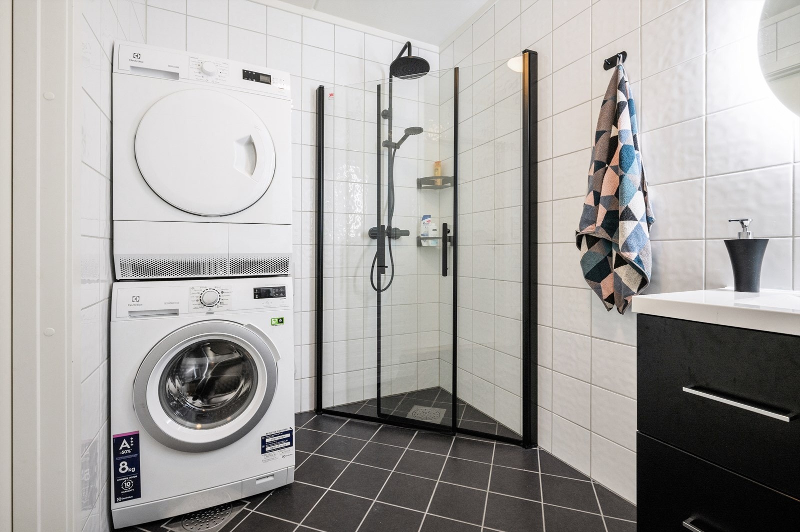 Opplegg og plass til både vaskemaksin og tørketrommel. Galleribilde