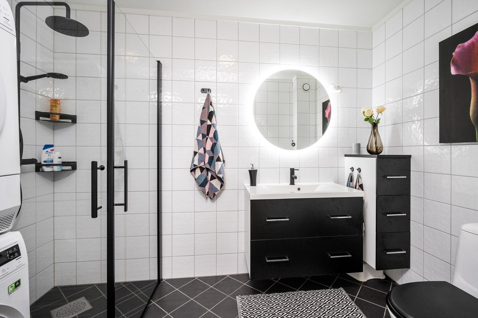 Fine detaljer på badet, med sorte utførelser både på armatur og dusjvegger. Galleribilde