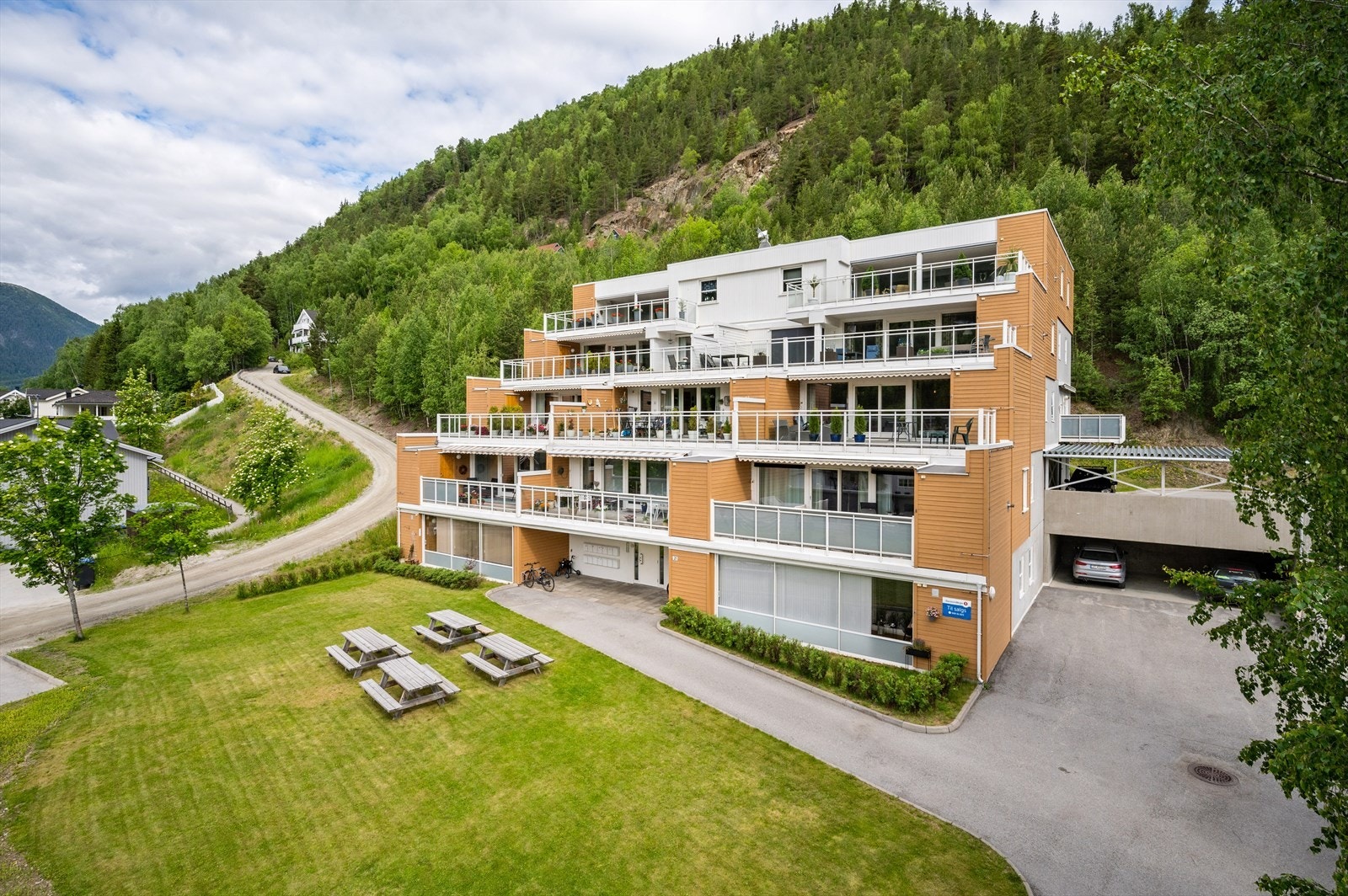 Fasade hele leilighetsbygget. Galleribilde
