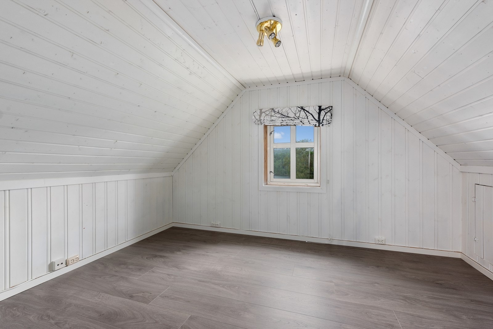 Ett av soverommene i 3.etasje. Ikke godkjent som varig opphold grunnet manglende sikker rømning. Galleribilde