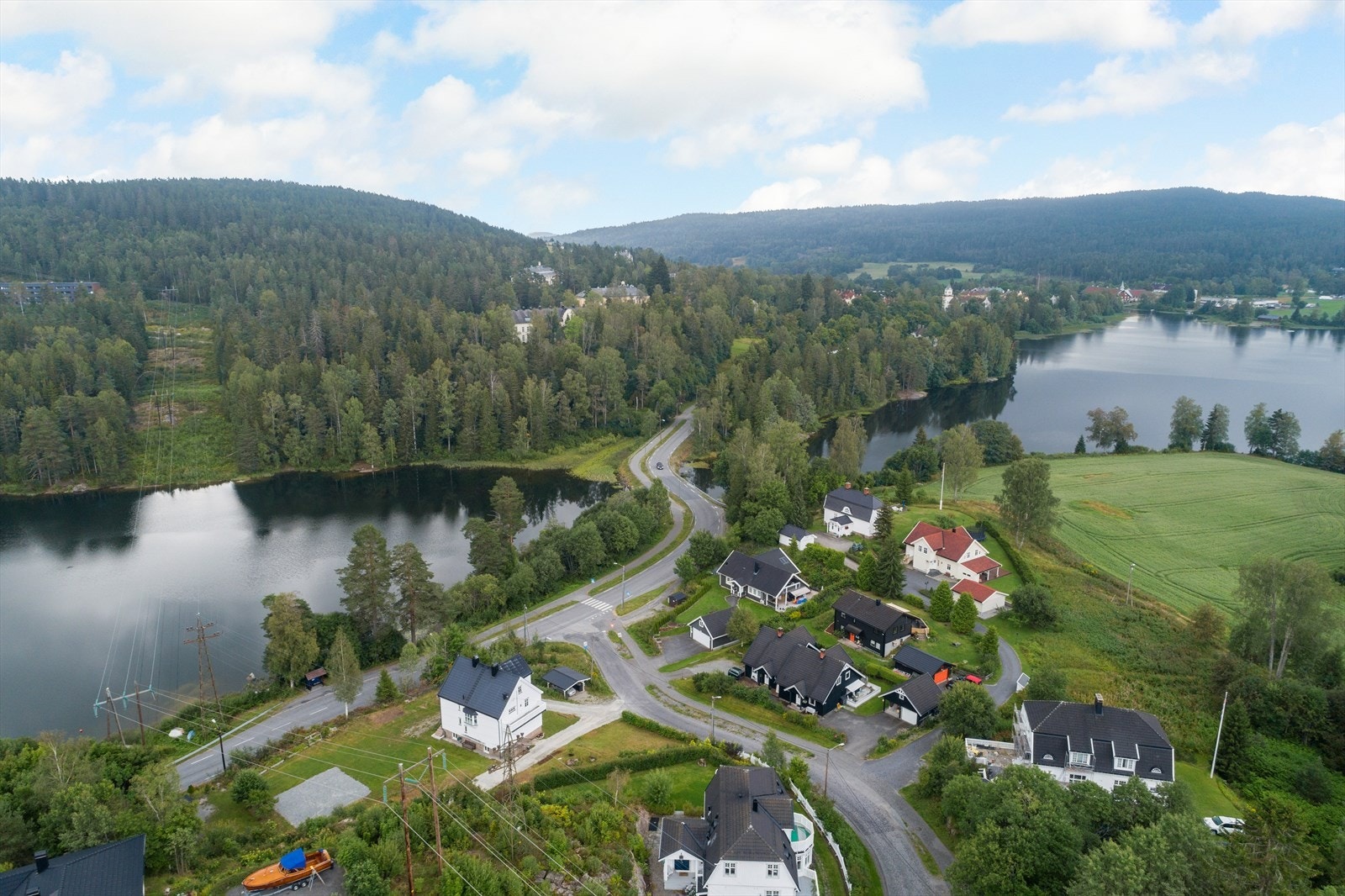 Her bor man idyllisk og landlig til med kun 7 minutter med bil til Asker sentrum! Galleribilde
