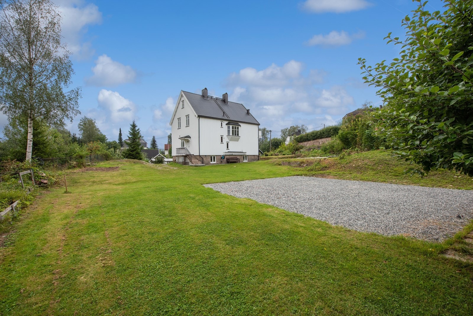 Stor eiendom på 2422 m2 med rikelig boltreplass til 2 og 4 bente. Galleribilde