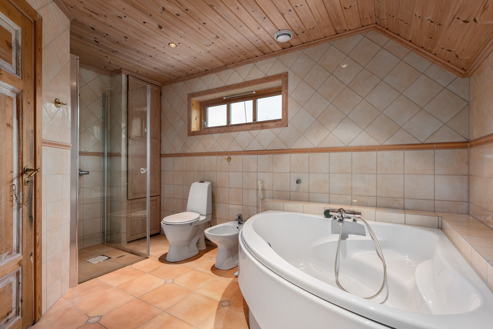 Baderommet i 2. etasje er svært godt utstyrt med både badekar og dusj. Galleribilde