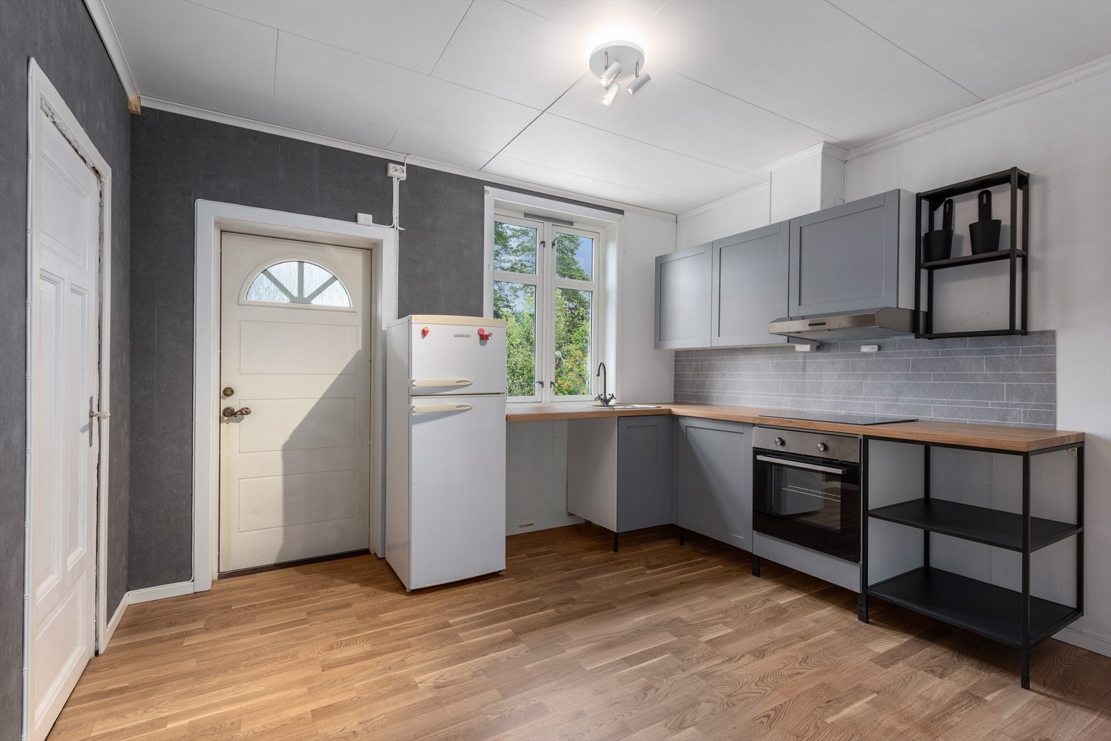 Inngang til leilighet i 1.etasje med adkomst inn til kjøkken. Direkte tilgang til praktisk garderoberom/bod for sko, klær etc. Galleribilde