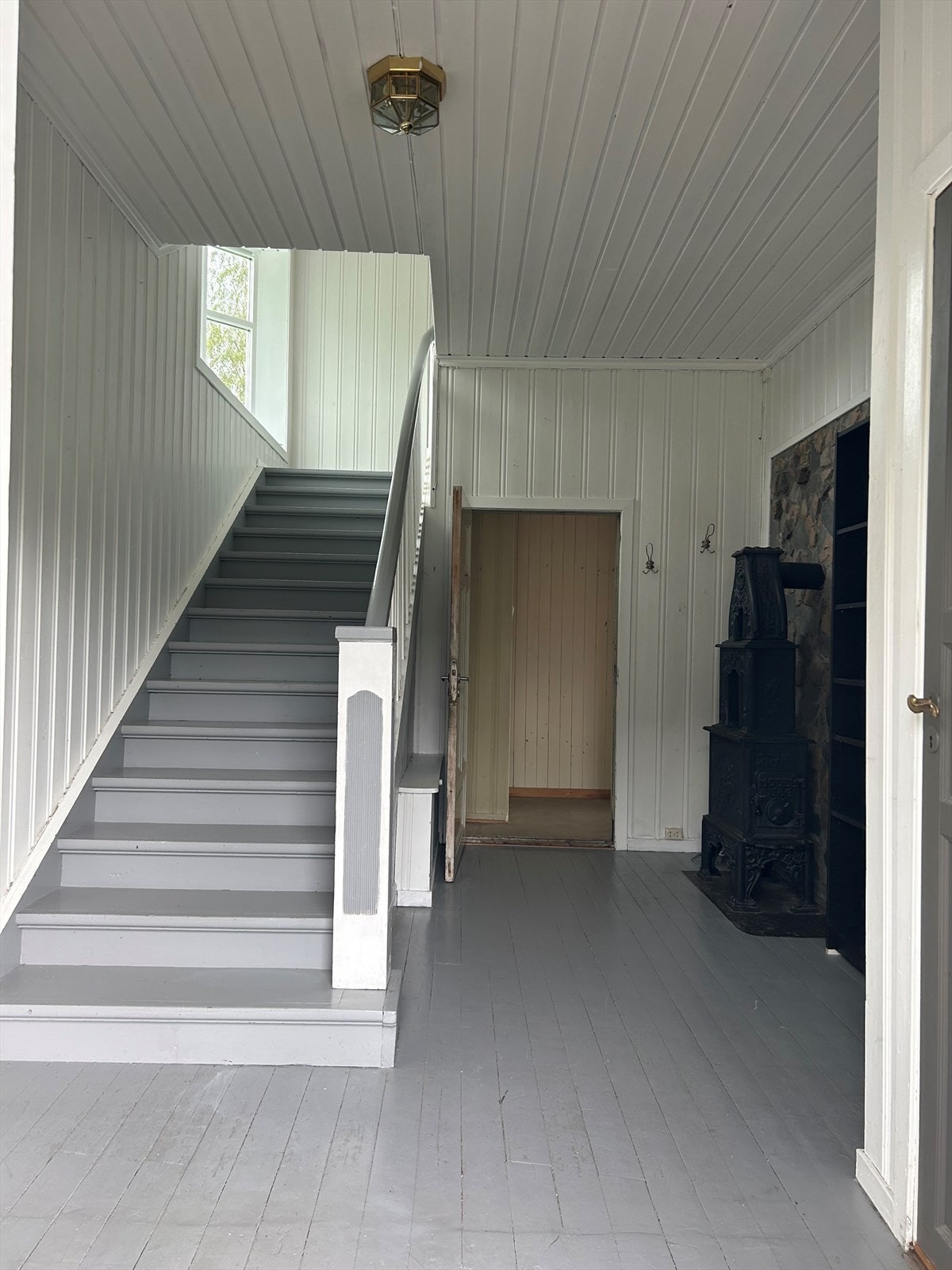 Privat bilde av hallen - nymalt himling. Galleribilde