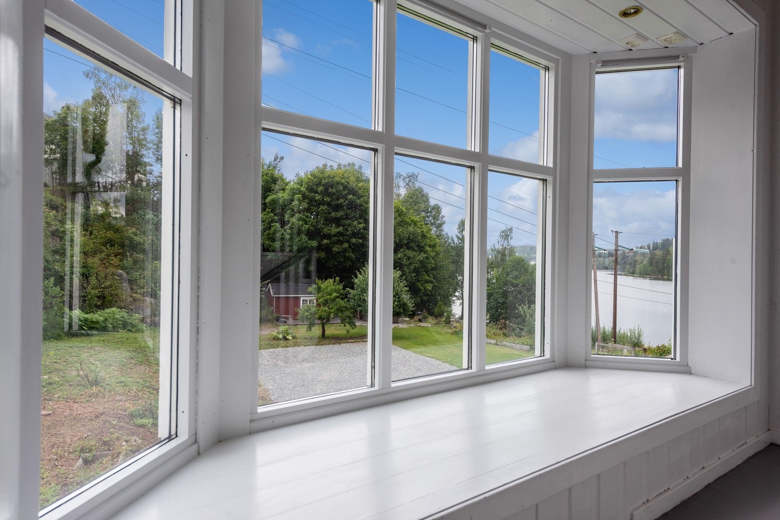 Karnapp i trappegang opp til 2. etasje. Hyggelig plass å sitte og lese en god bok eller bare for å nyte utsikten. Galleribilde