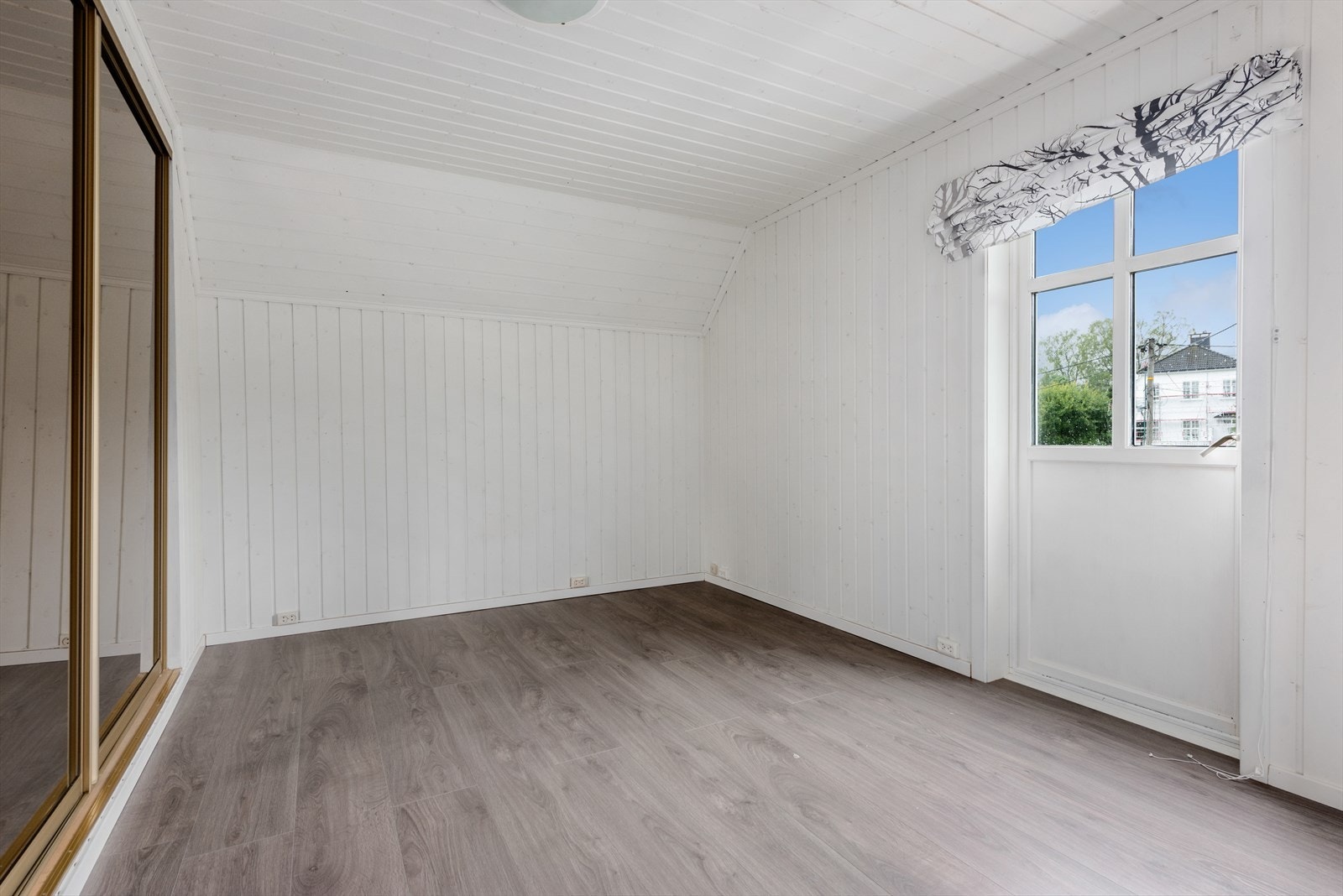 Soverom i 2.etasje med skyvedørsgarderobe og utgang til balkong. Galleribilde