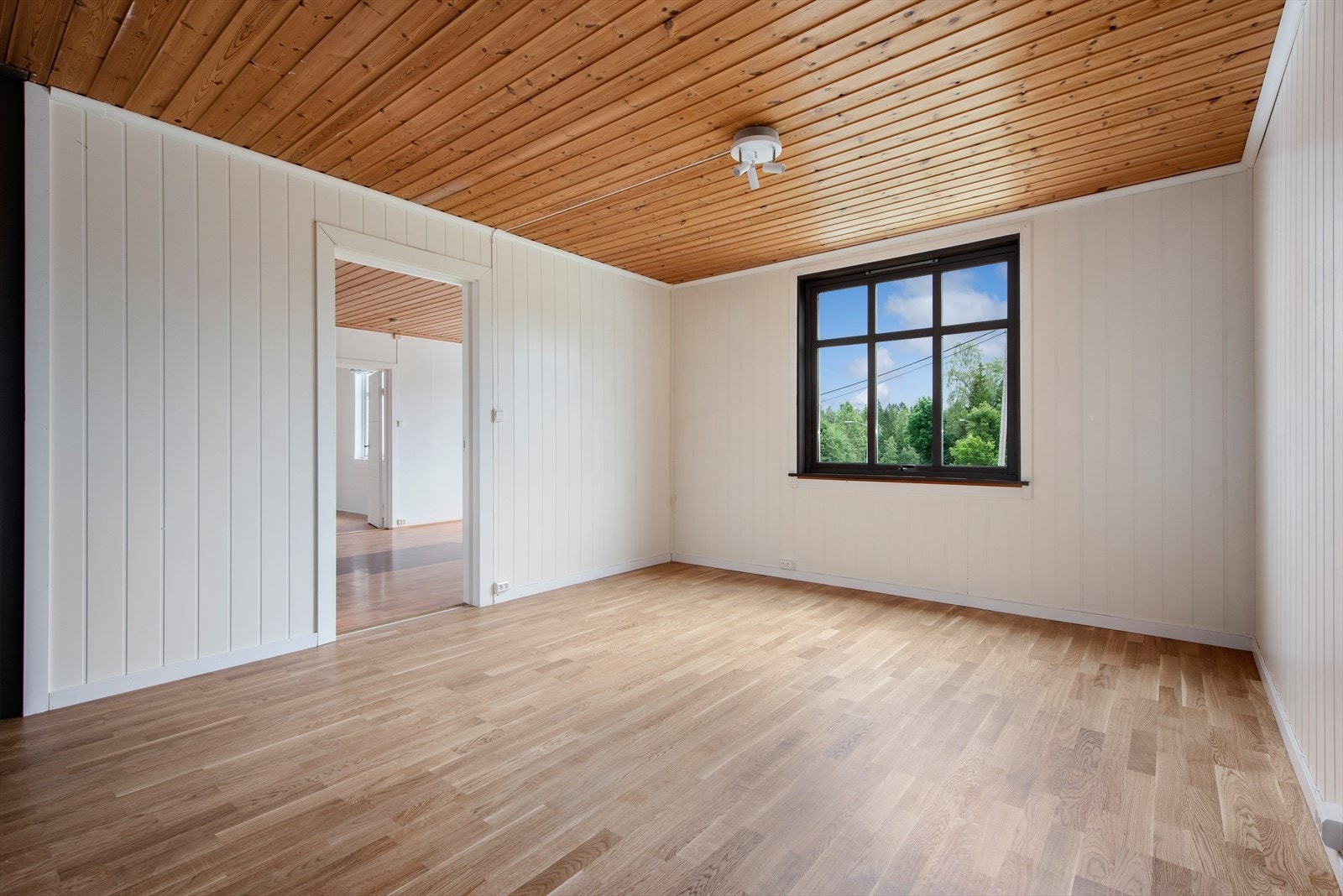 Soverom 1 i første etasje av svært god størrelse. Galleribilde