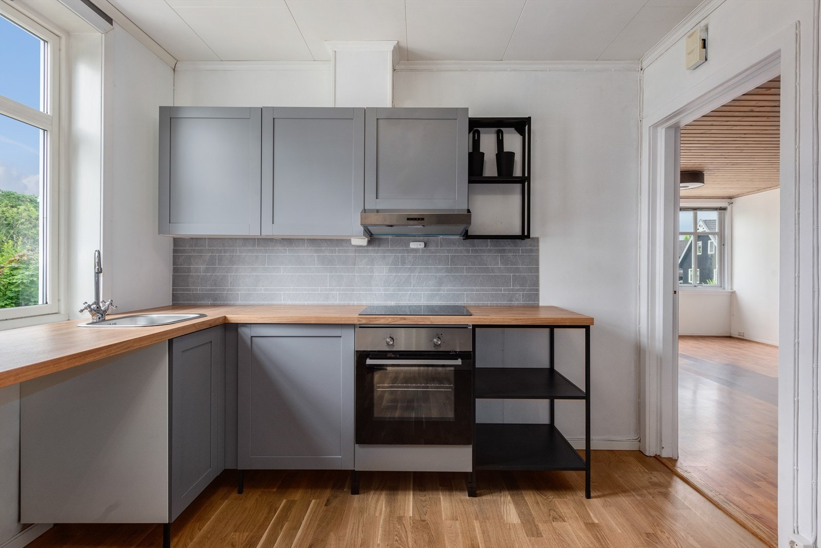 Nytt IKEA kjøkken i 1. etasje med integrert platetopp og stekeovn. Galleribilde