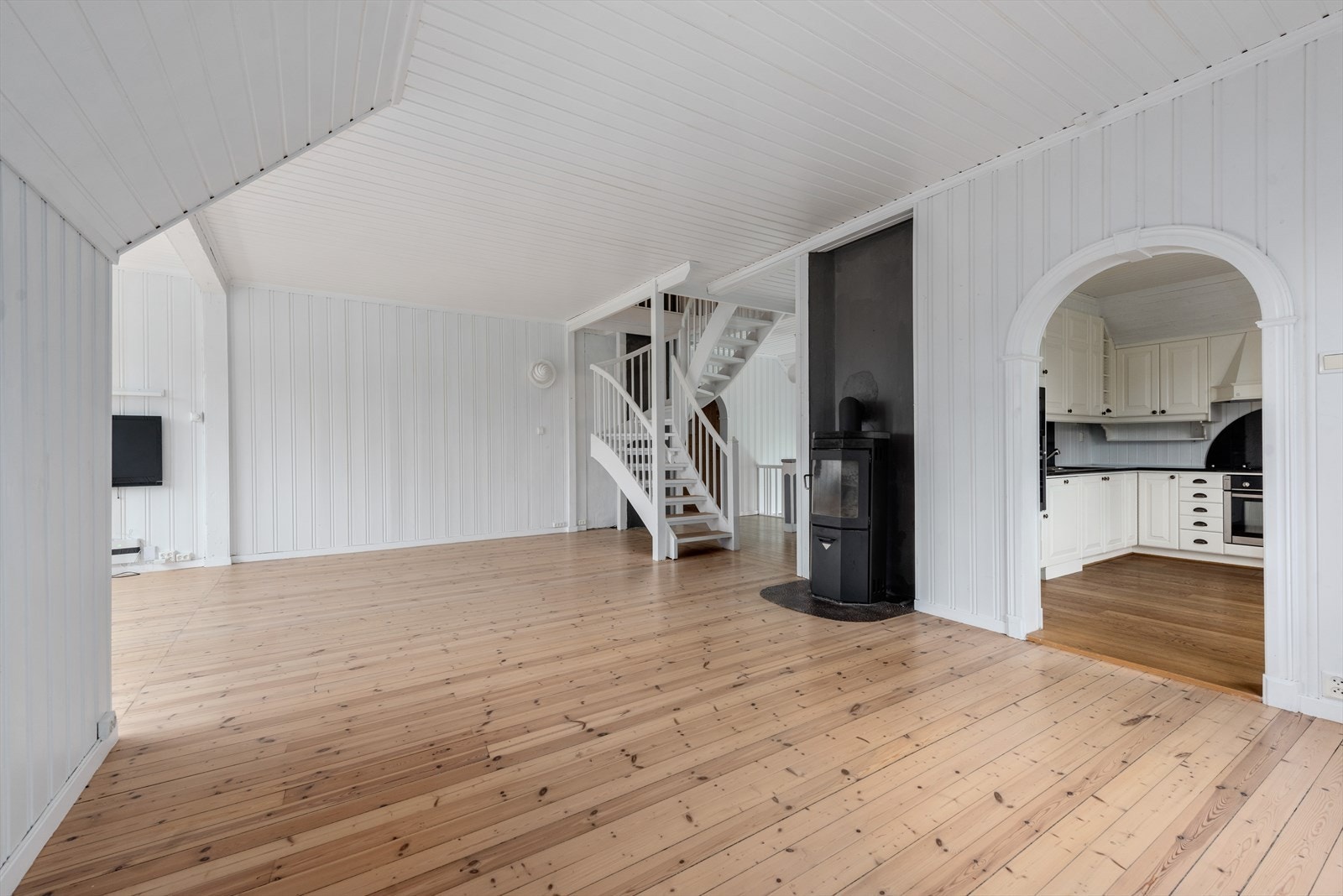 Stue i 2. etasje. Svært lys og romslig med mange møbleringsmuligheter. Galleribilde