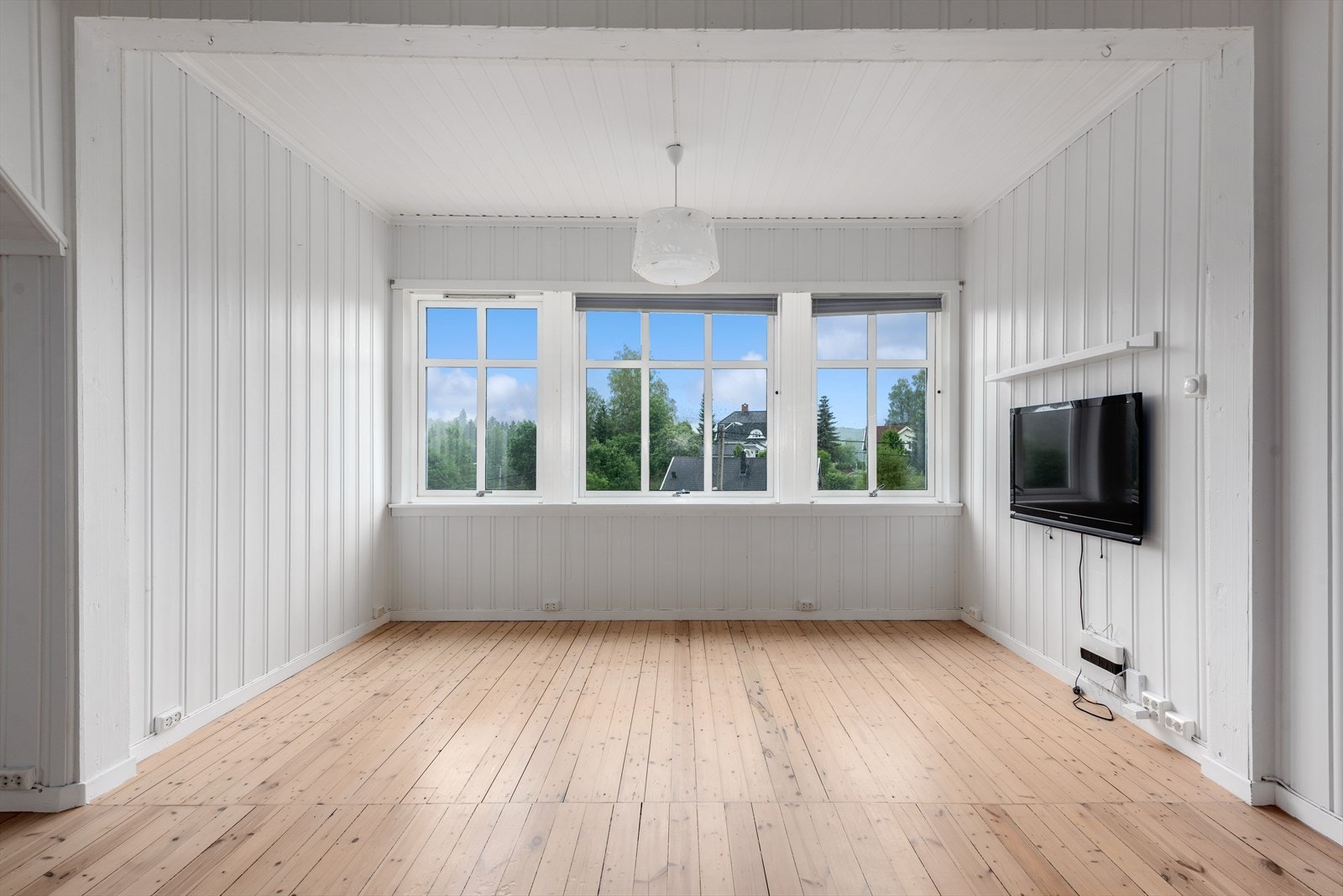 Stue i 2. etasje med nydelige lysforhold. Galleribilde