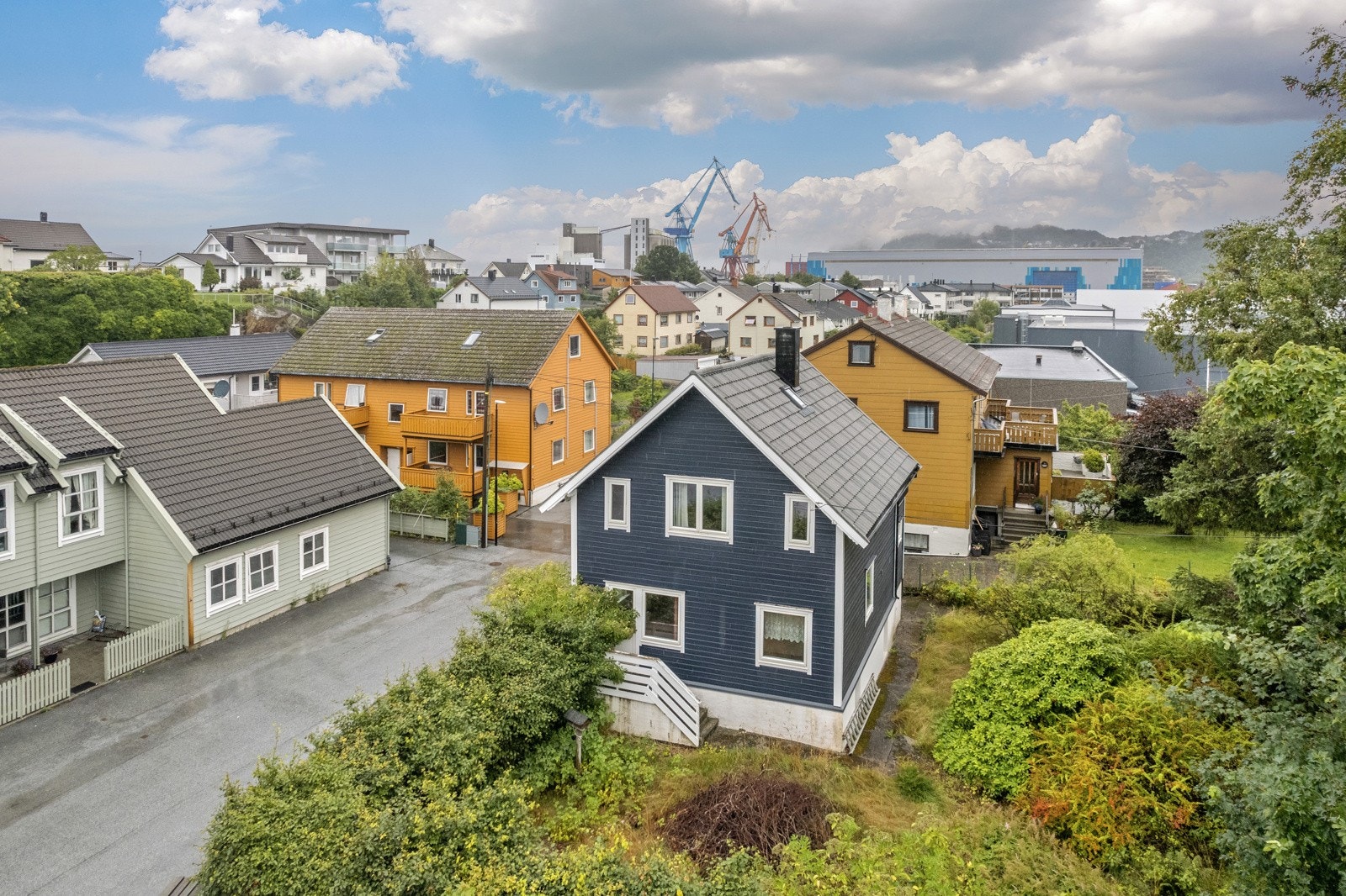 Tomta har ein sørvestvendt og solrik hage Galleribilde
