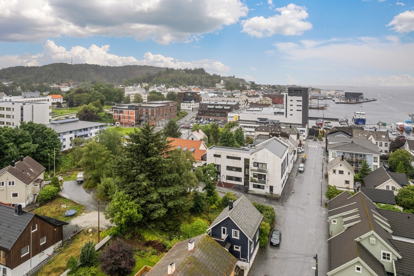 Sentrumseigedom med usjenert hage mot sør Galleribilde