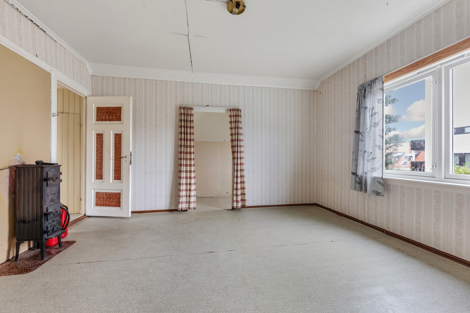 Stove med varmepumpe og vedomn (bør kontrollerast) Galleribilde