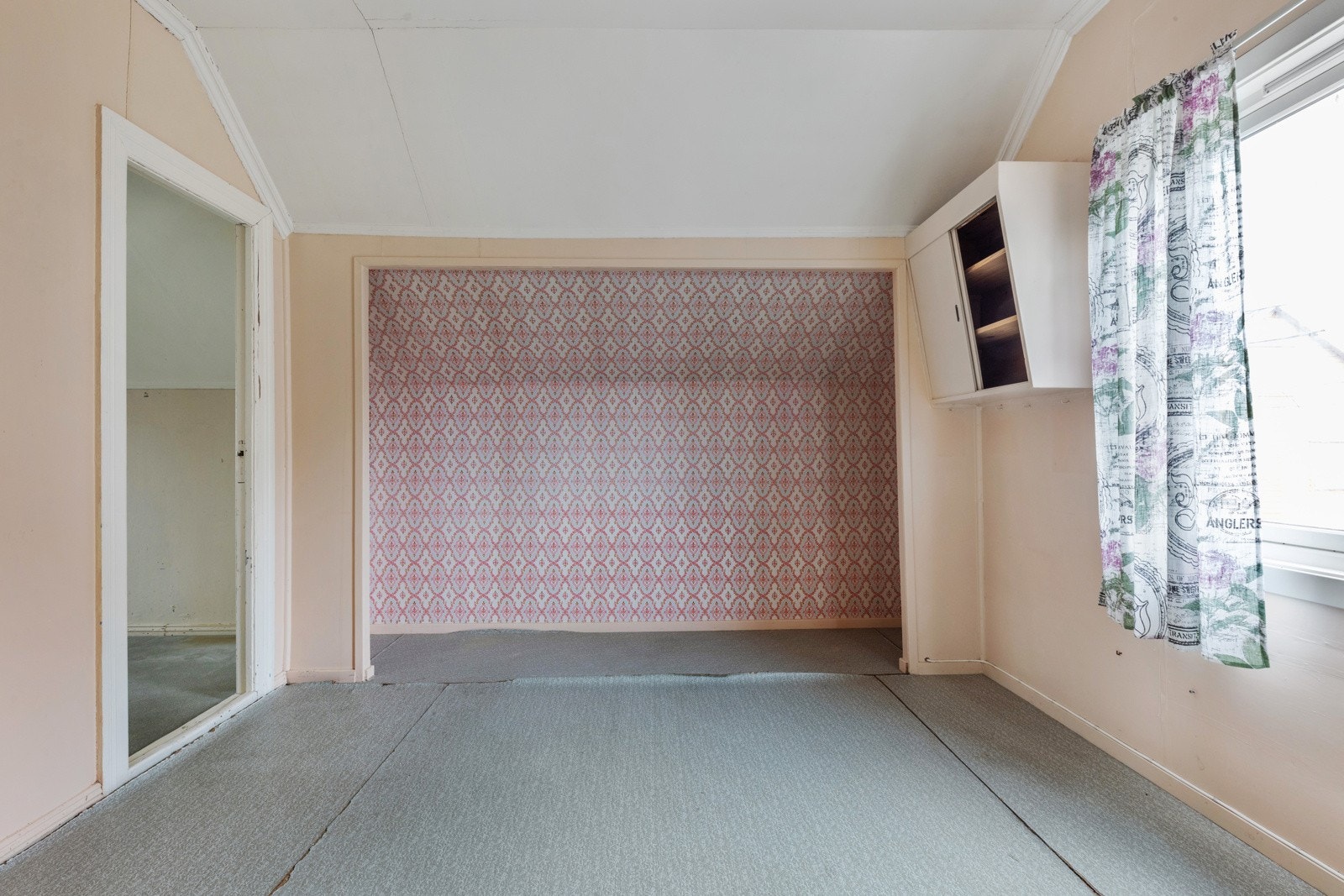 Det er 2 romslege soverom på loft + 2 kott med vindauge Galleribilde